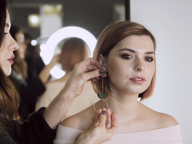How to Choose the Right Earrings for Your Face Shape